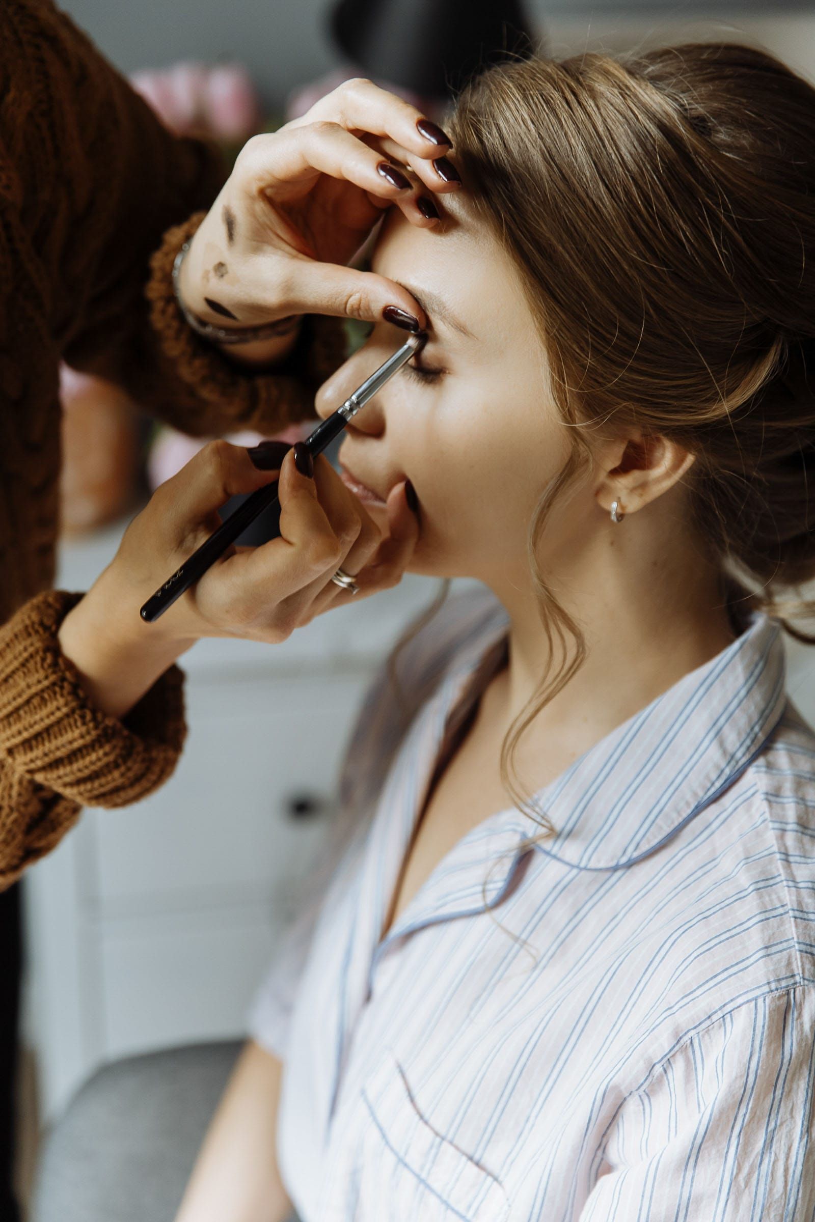 Candid morning wedding preparation moments captured by Cornwall wedding photographer Tanya Bogdan.