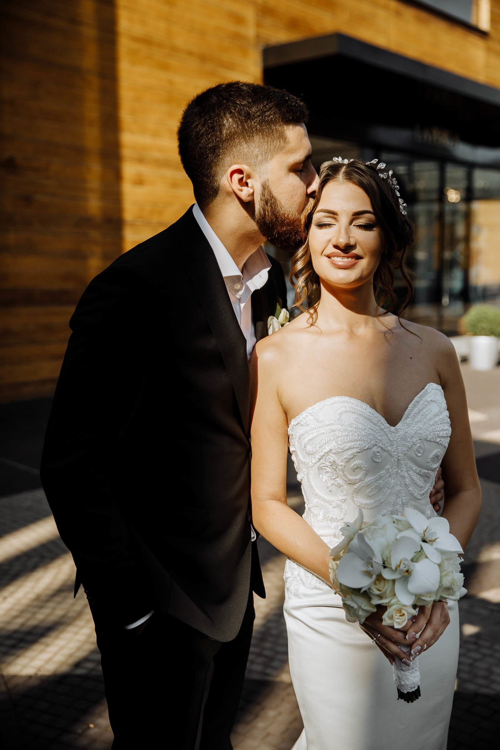 Bude wedding photographer Tanya Bogdan | Romantic editorial kiss portrait.