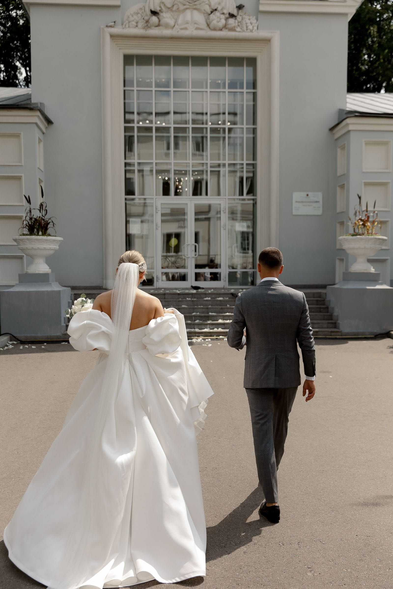 Candid arrival of the bride at the ceremony venue from Devon wedding photographer Tanya Bogdan.