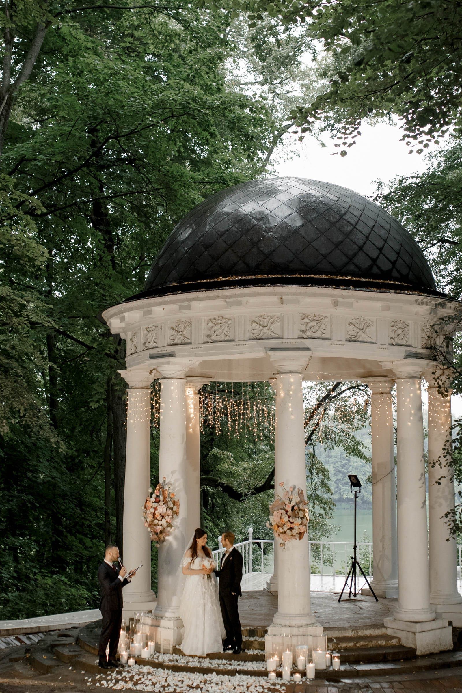 Editorial photography of a ceremony in a grand temple by Tanya Bogdan, serving the Cotswolds.