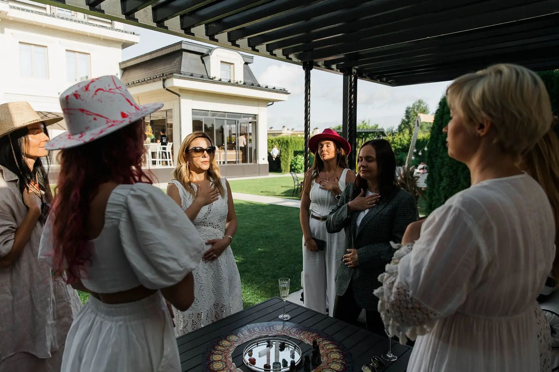 Stylish and chic photography of guests at a high-end garden party, by Newquay photographer Tanya Bogdan.