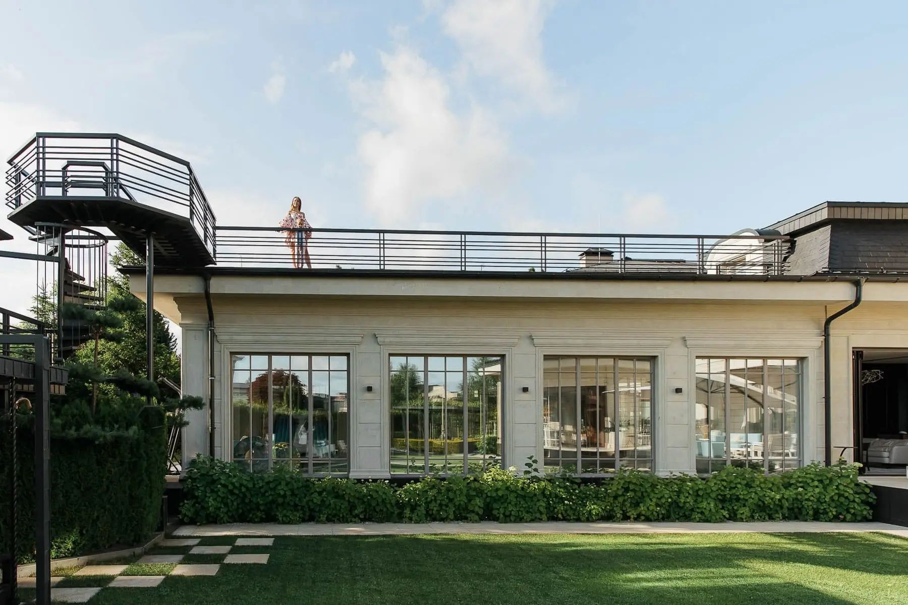 Photography of a high-end garden party held at a private luxury estate, by Truro photographer Tanya Bogdan.