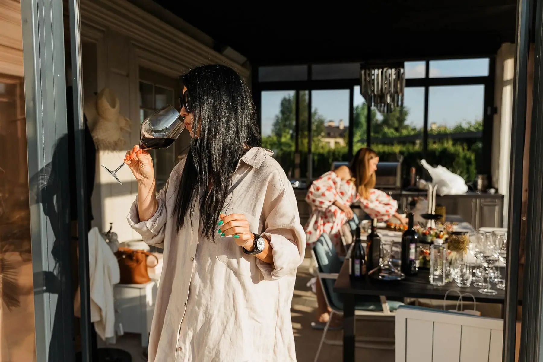 Natural, unposed photography of guests celebrating at a private estate, by Truro photographer Tanya Bogdan.