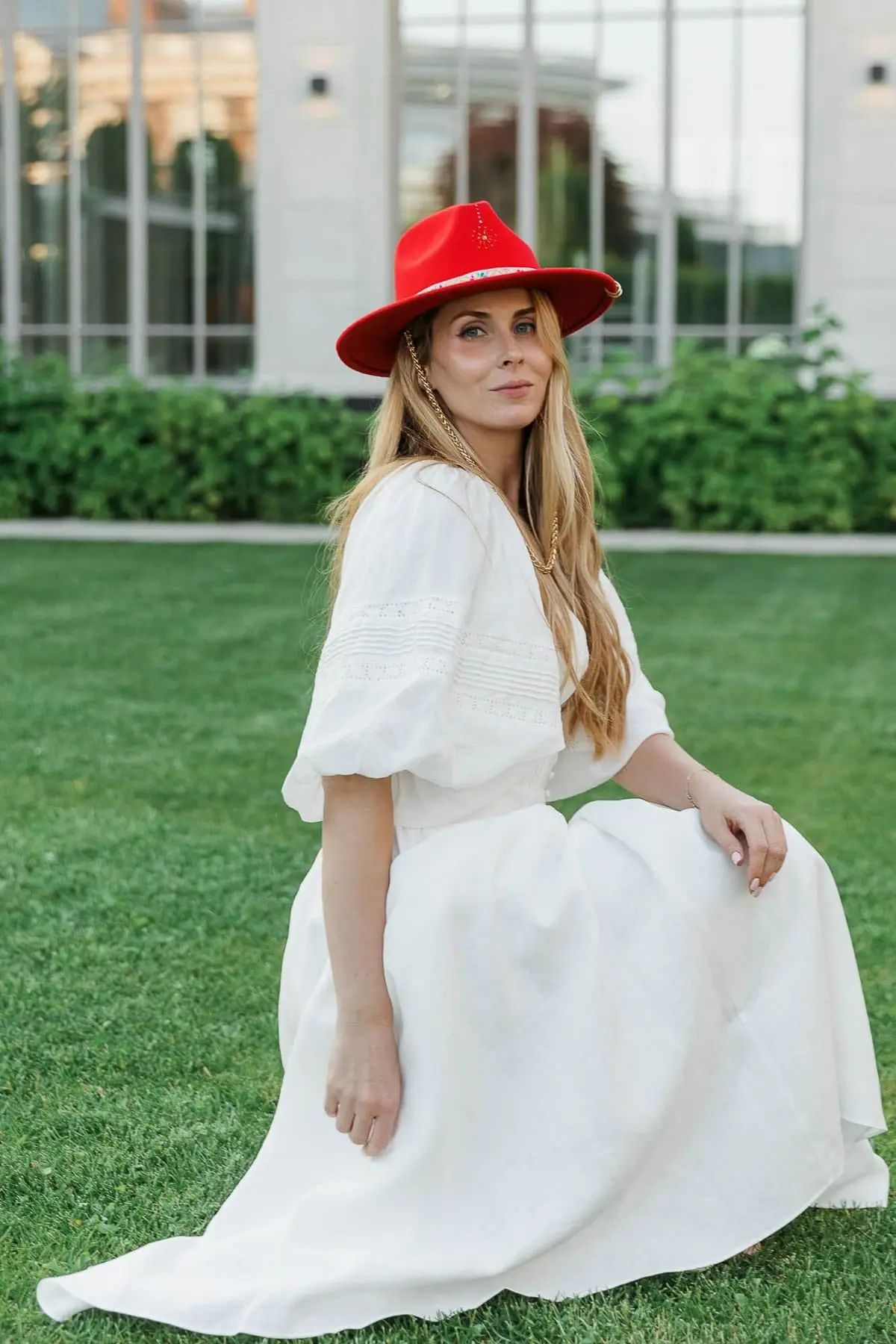A sophisticated individual portrait capturing a high-society style at an outdoor soiree, by Bude photographer Tanya Bogdan.
