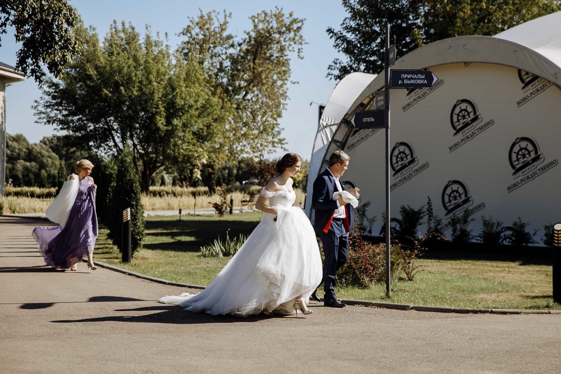 Candid photography of the pre-wedding atmosphere, by a wedding photographer, Tanya Bogdan.