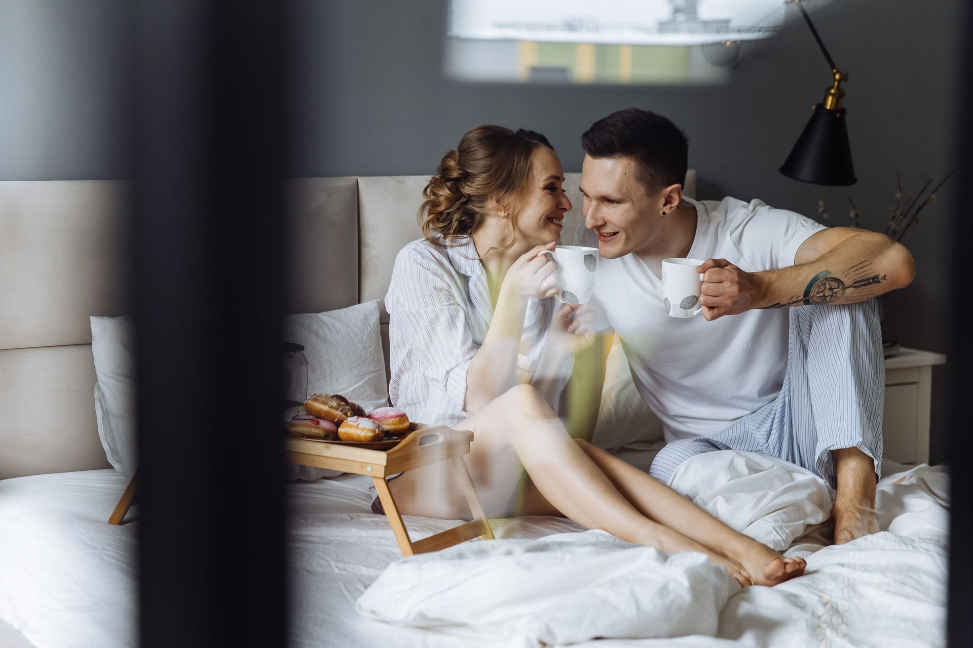 Bude wedding photographer Tanya Bogdan capturing a relaxed, candid bridal breakfast.