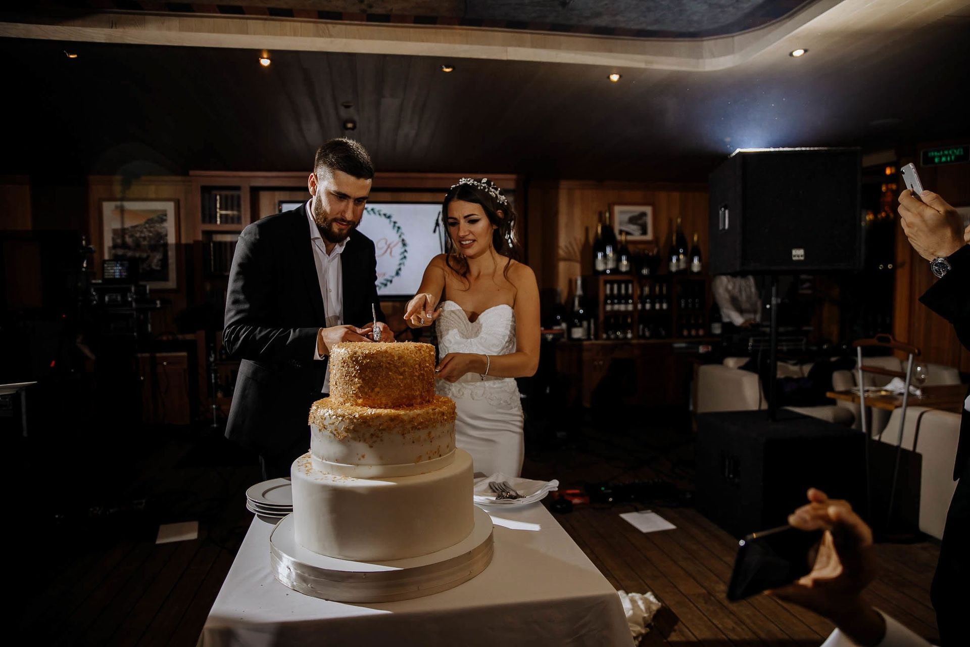 London wedding photographer Tanya Bogdan capturing cake cutting.