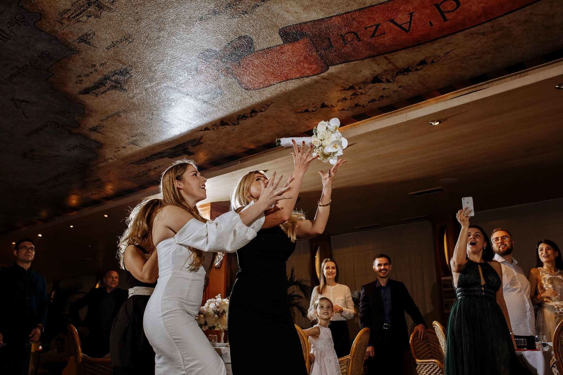 Tanya Bogdan | Fun and candid documentary photography of the bouquet toss.