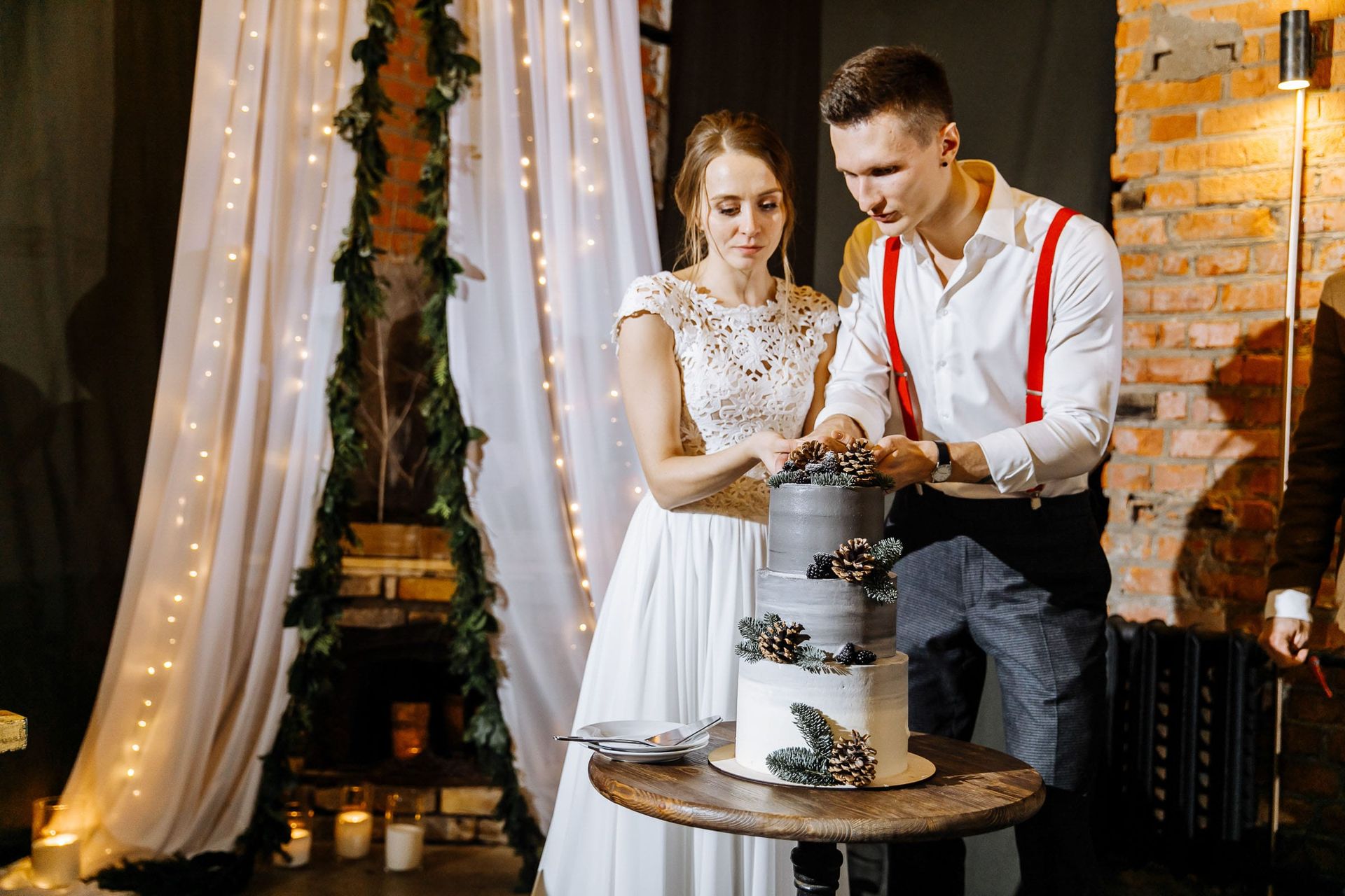 Bude wedding photographer Tanya Bogdan capturing the cake cutting.