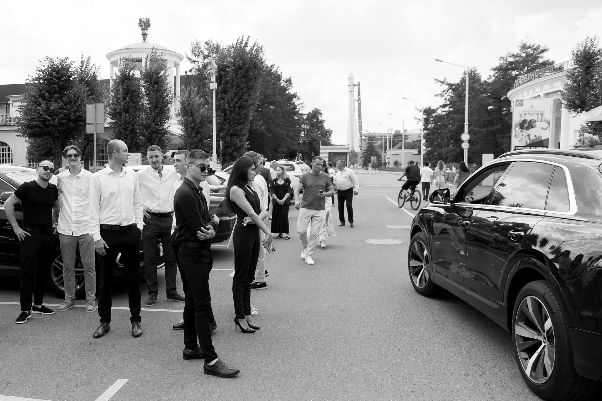 Editorial wide shot of a couple arriving at their venue from London wedding photographer Tanya Bogdan.