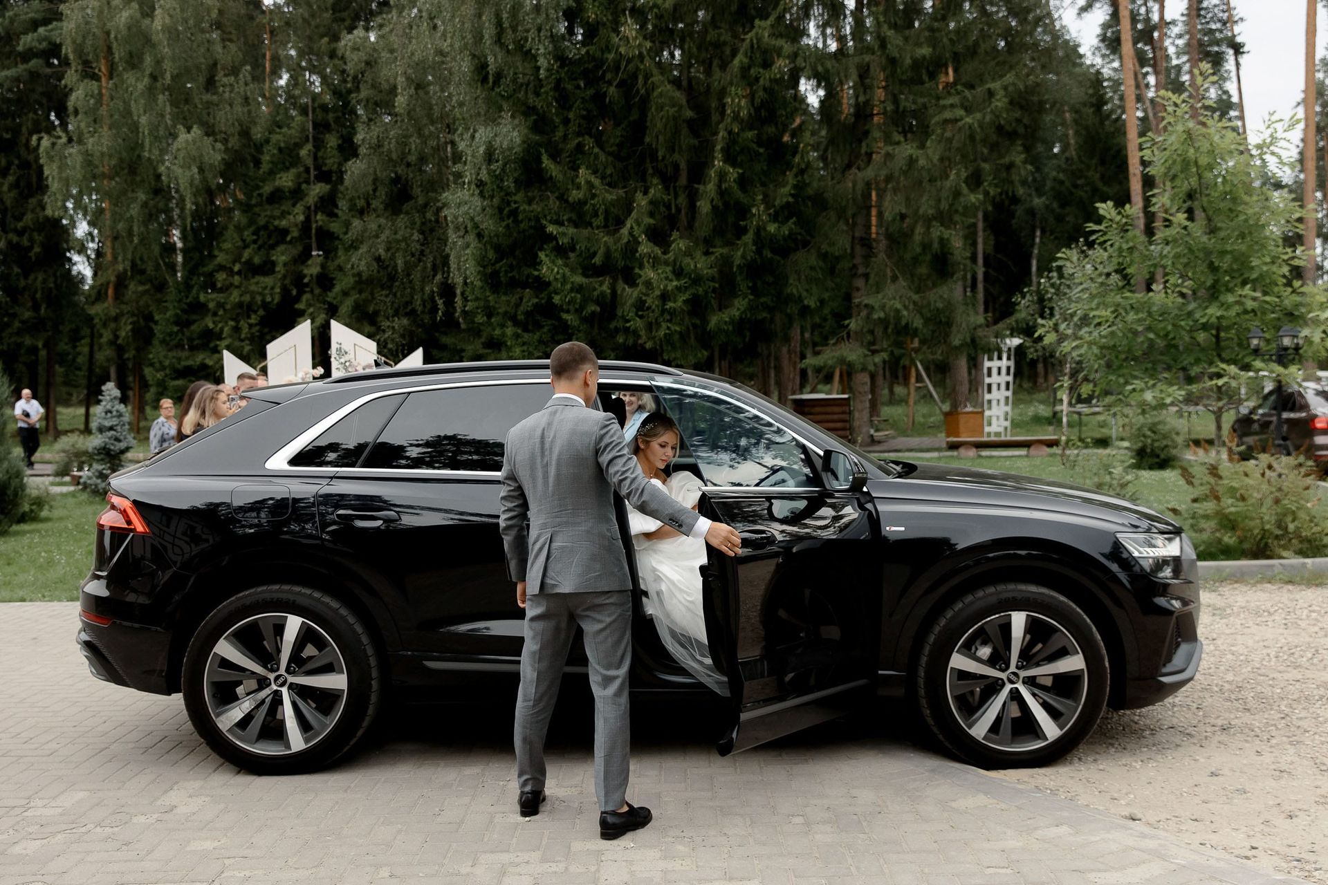 Candid documentary wedding car photography from Tanya Bogdan.