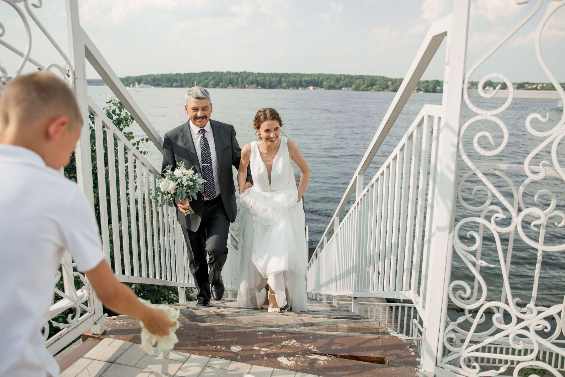The bride’s riverside aisle entrance, captured by Tanya Bogdan, a Cornwall wedding photographer.
