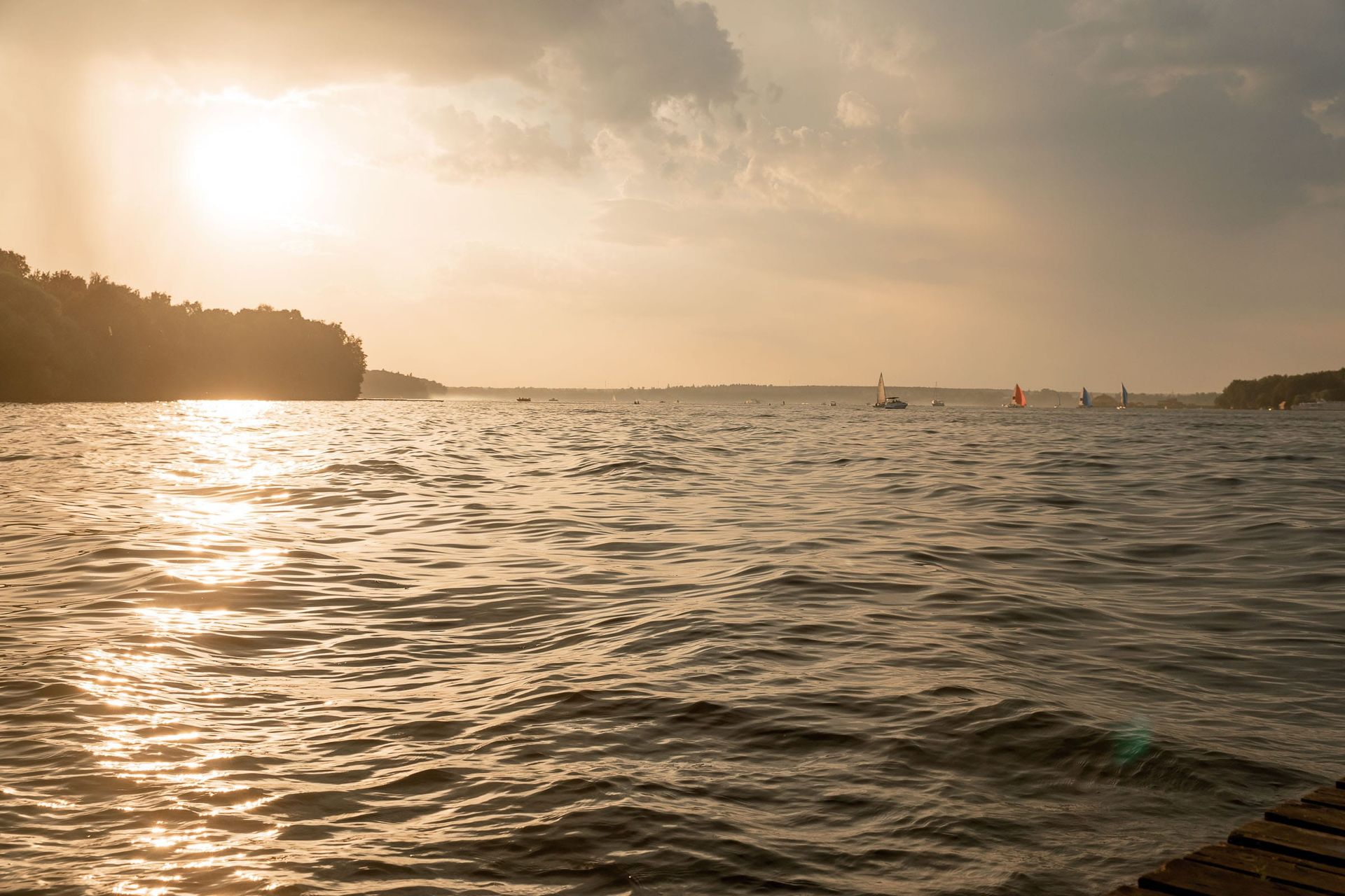 Dramatic evening river landscape, captured by Bude wedding photographer Tanya Bogdan.