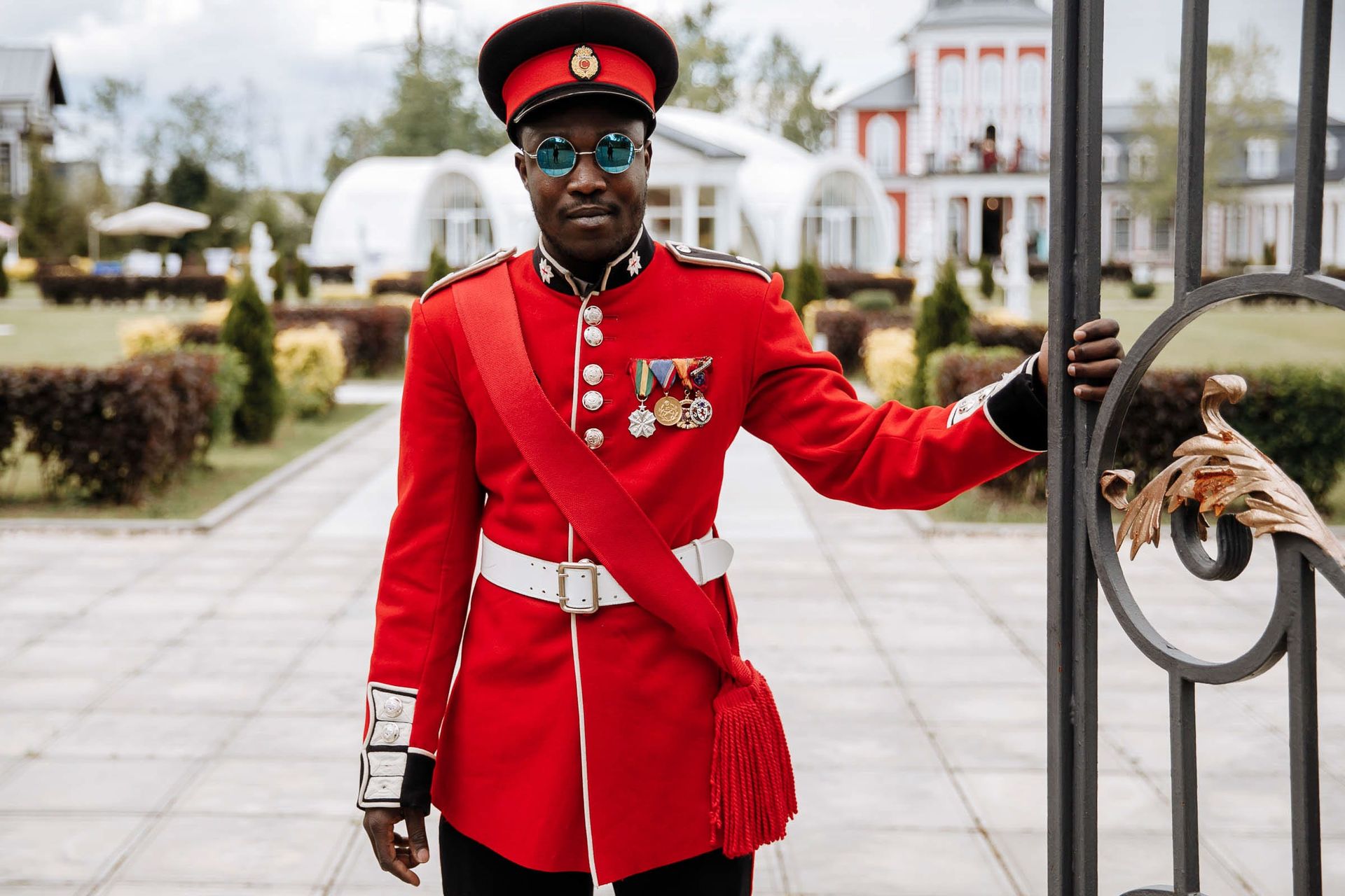 Editorial photography of a traditional guardsman at the entrance of a Tudor-style venue by London wedding photographer Tanya Bogdan.