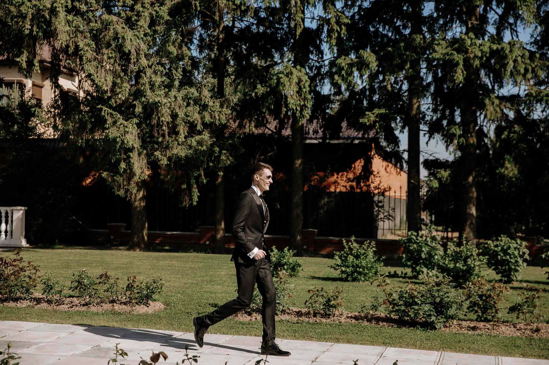 A candid documentary shot of the groom’s entrance by London wedding photographer Tanya Bogdan.