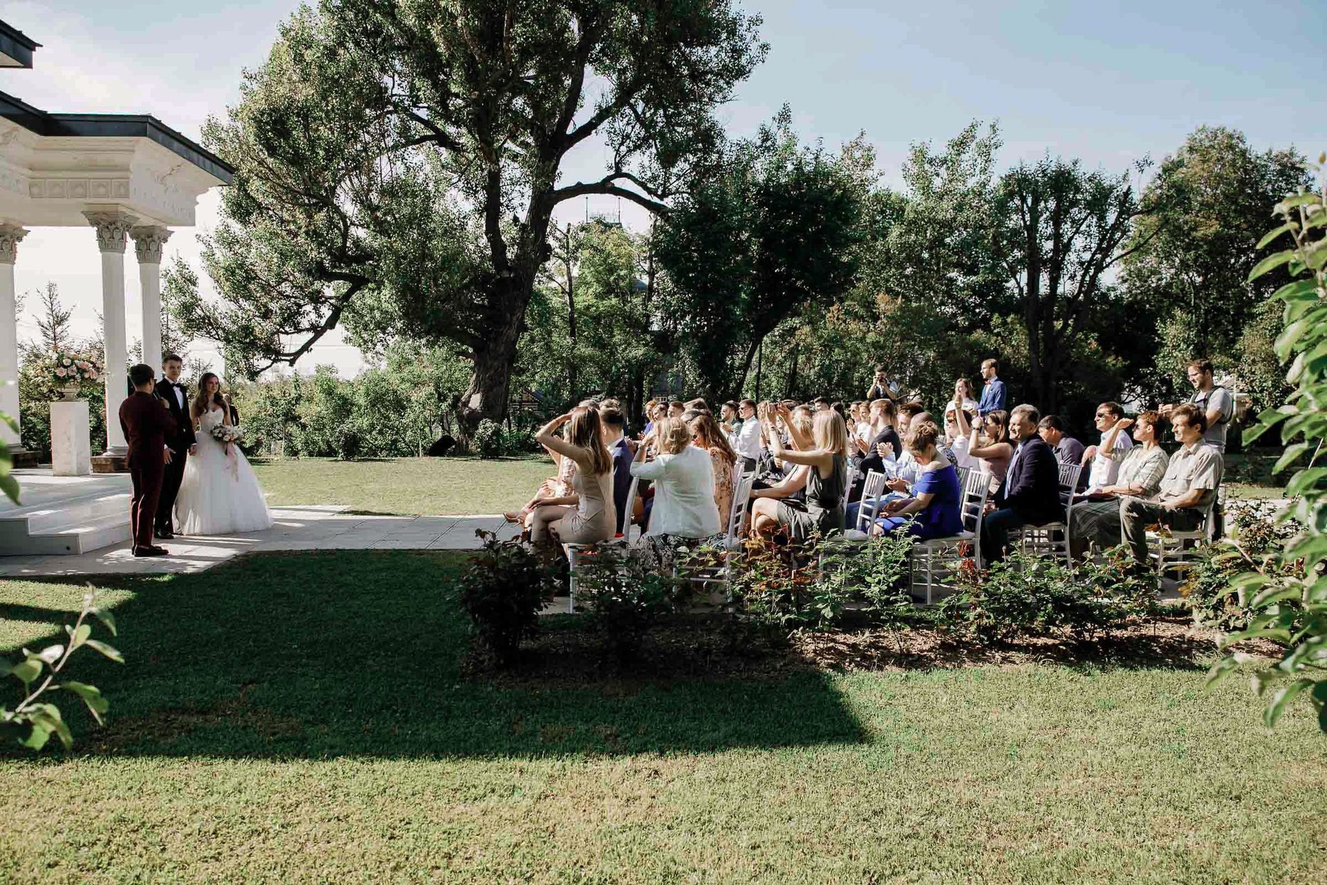 A wide editorial perspective of a luxury outdoor ceremony by London photographer Tanya Bogdan.